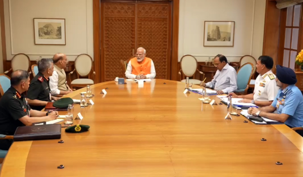 প্রধানমন্ত্রী নরেন্দ্র মোদী আজ নতুন দিল্লিতে তাঁর বাসভবনে প্রতিরক্ষা মন্ত্রী রাজনাথ সিং এবং জাতীয় নিরাপত্তা উপদেষ্টা অজিত ডোভালের সাথে একটি বৈঠকে সভাপতিত্ব করেন।