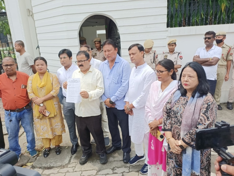 সাংসদ প্ৰদ্যুৎ বৰদলৈ আৰু বটদ্ৰৱাৰ বিধায়ক শিৱামণি বৰাক আক্ৰমণৰ সন্দৰ্ভত  আৰক্ষী সঞ্চালকপ্ৰধানক স্মাৰক-পত্ৰ প্ৰদান অসম প্ৰদেশ কংগ্ৰেছ কমিটীৰ