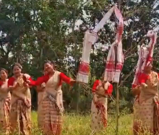 ৰঙালী বিহুৰ ষষ্ঠ দিনটো বিভিন্ন স্থানত জীয়ৰী বা চেনেহী বিহু হিচাপে পালন