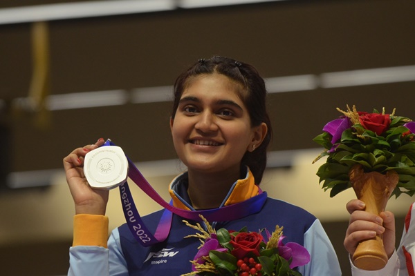 ارجنٹینا کے بیونس آئرس میں ISSF ورلڈ کپ 2025 میں بھارتی نشانے باز Esha Singh نے چاندی کا تمغہ جیتا ہے۔