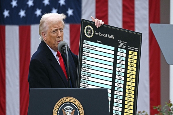       عالمی اسٹاک مارکیٹ میں اُتھل پتھل کے دوران عالمی رہنما صدر ٹرمپ کی محصولات کی جنگ کے خلاف یکجا ہورہے ہیں۔