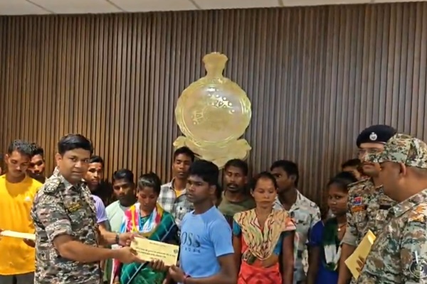 22 Maoists Surrender in Chhattisgarh’s Bijapur; 4 Carried ₹26 Lakh Bounty