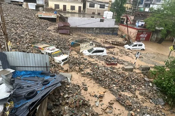 J&K: Srinagar-Jammu NH closed due to landslides, mudslides, shooting stones in Ramban