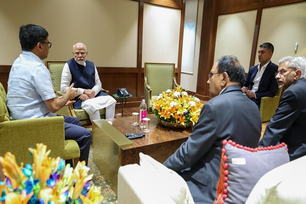 प्रधानमंत्री मायदेशी परतले, विमानताळवरच केली संबंधितांशी चर्चा