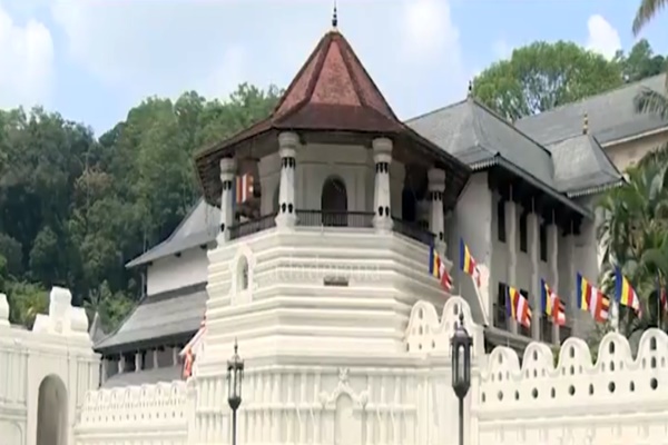 Over 4,00,000 devotees queue in Kandy for ‘Siri Dalada Vandanawa’