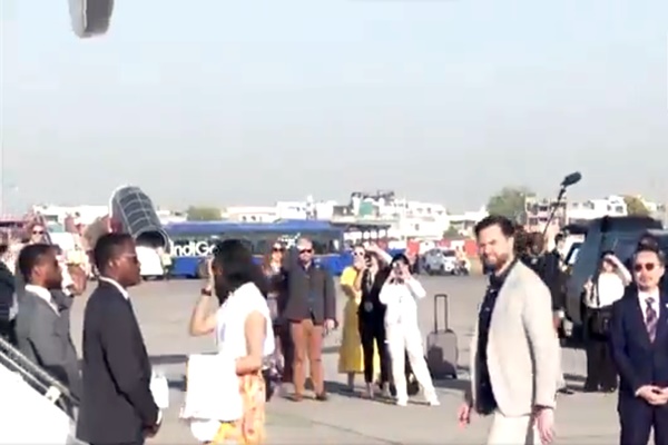 अमरीका के उपराष्‍ट्रपति जे.डी. वेन्‍स विशेष विमान से वॉशिंगटन रवाना