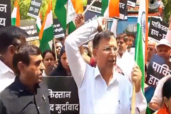 पहलगाम दहशतवादी हल्ल्याच्या निषेधार्थ ठिकठिकाणी निदर्शने