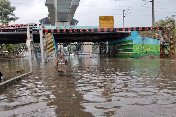 Telangana CM alerts officials as heavy rains lash Hyderabad