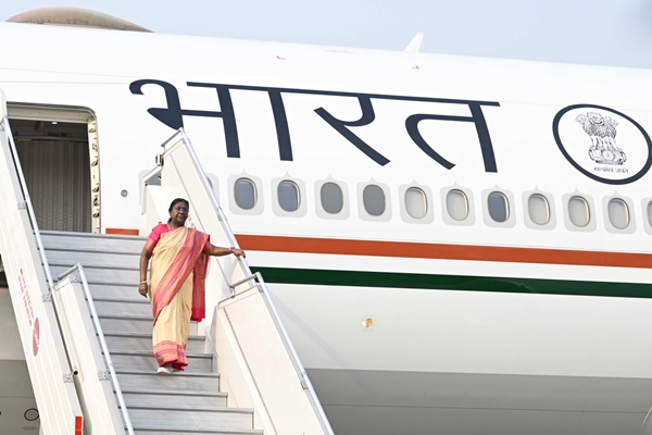 পোপ ফ্ৰান্সিছৰ শেষকৃত্য সম্পন্ন কৰি ৰাষ্ট্ৰপতি শ্ৰীমতী দ্রৌপদী মুৰ্মু নতুন দিল্লীত উপস্থিত