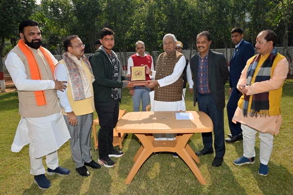 बिहार के मुख्यमंत्री नीतीश कुमार ने आईपीएल में शानदार प्रदर्शन करने वाले वैभव सूर्यवंशी को बधाई दी, 10 लाख रुपये के पुरस्कार की भी घोषणा की