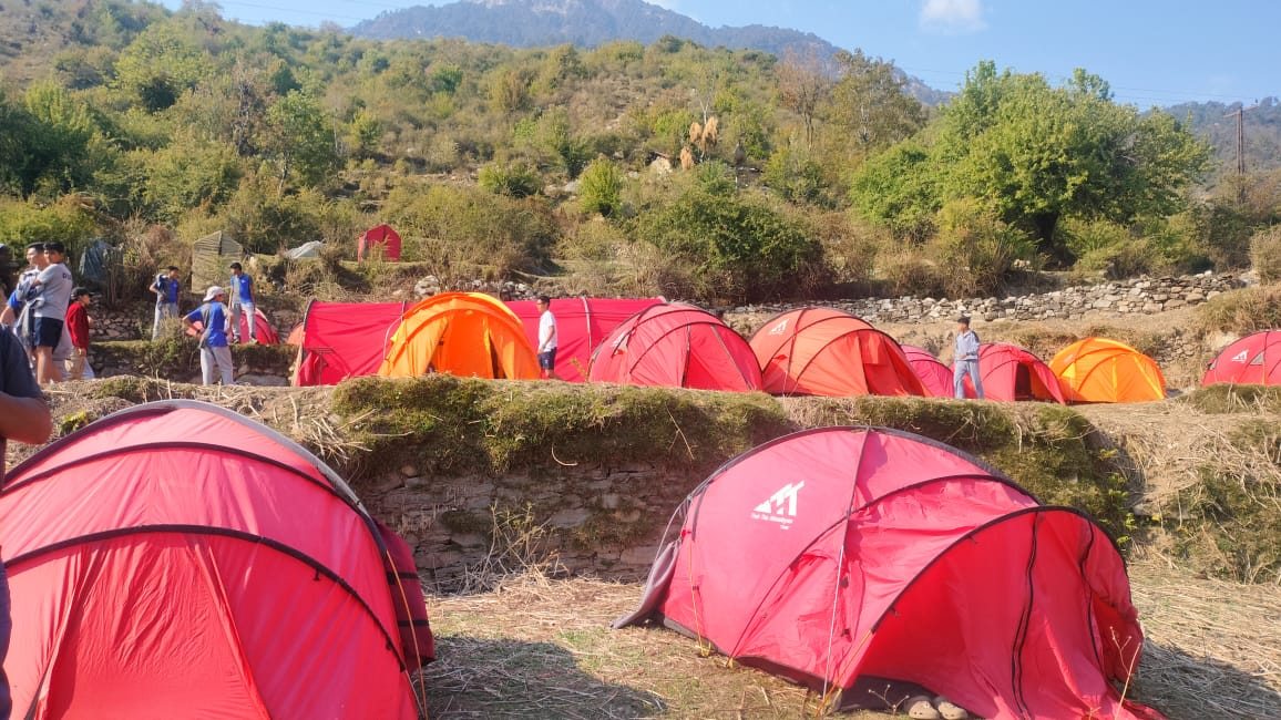 उत्तरकाशी में डोडीताल ट्रेक के बेस कैंप अगोड़ा गांव में इन दिनों पर्यटकों की उमड़ रही भीड़