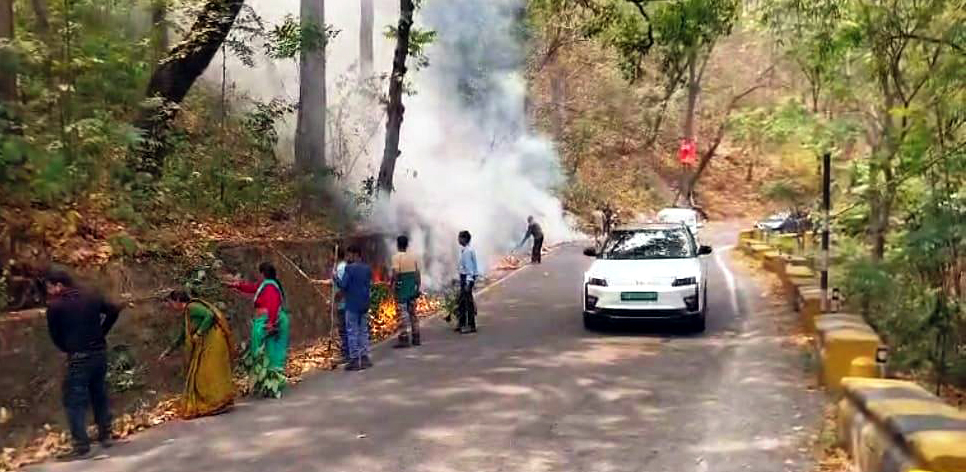 नैनीताल जिले में वनाग्नि की दृष्टि से संवेदनशील सभी क्षेत्रों में की जा रही है फायर ड्रिल