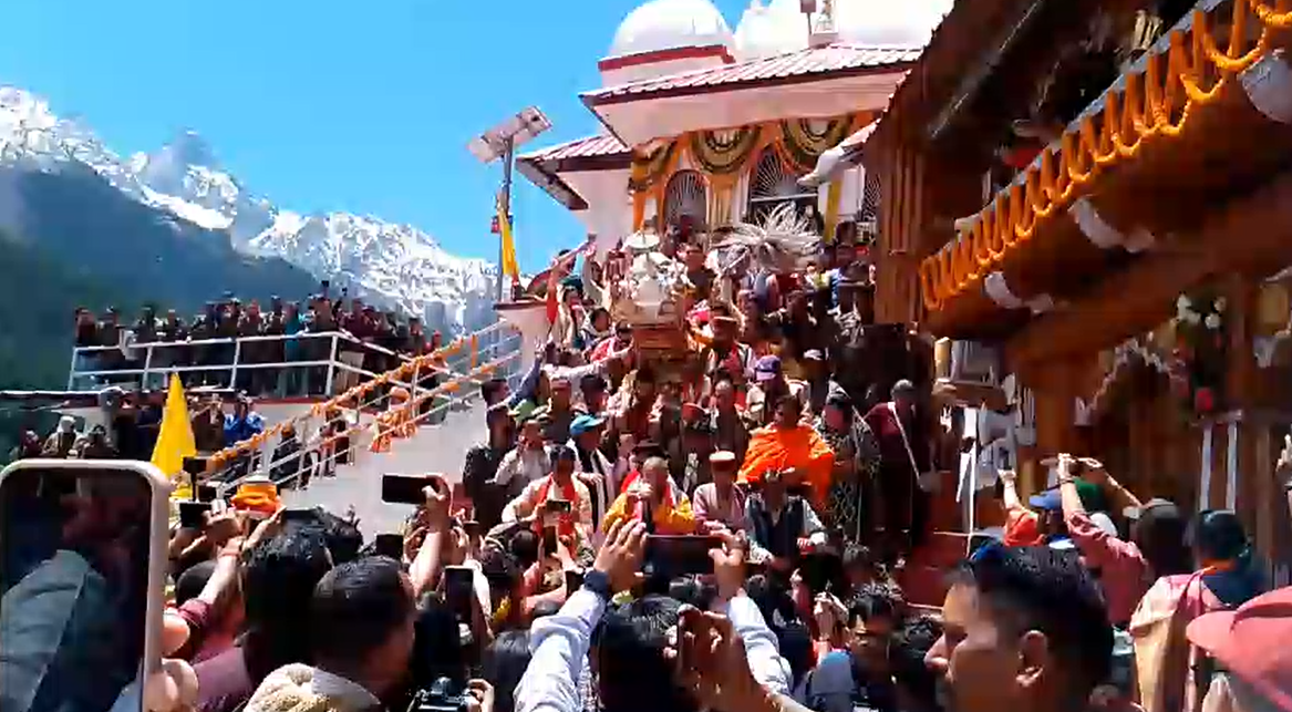 मां गंगा की उत्सव डोली विधिवत पूजा-अर्चना के बाद गंगोत्री धाम के लिए रवाना