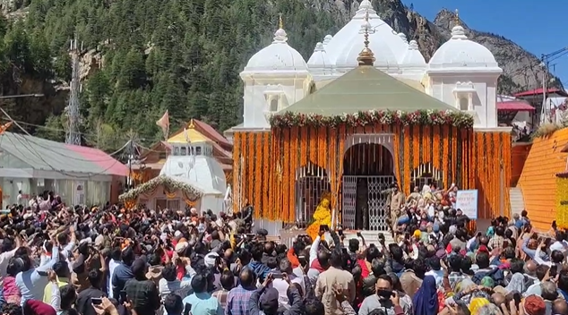 विश्व प्रसिद्ध गंगोत्री और यमुनोत्री धाम के कपाट आज से श्रद्धालुओं के दर्शनार्थ खुले
