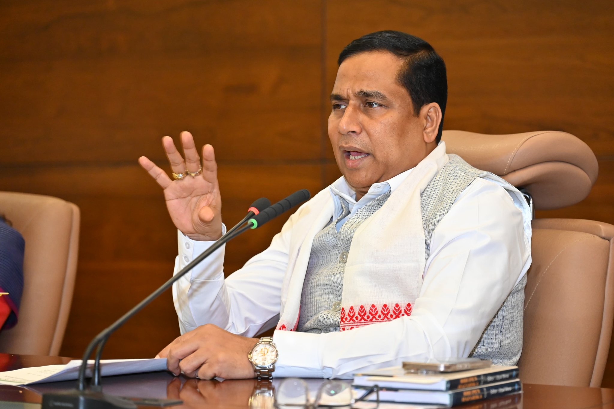 গৃহ নিৰ্মাণ আৰু নগৰ পৰিক্ৰমা বিভাগৰ বিষয়াবৰ্গৰ সৈতে জয়ন্ত মল্ল বৰুৱাৰ বৈঠক