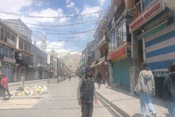 लद्दाख में चल रहे विकसित कृषि संकल्प अभियान के अंतर्गत कृषि विज्ञान केंद्र कारगिल-1 ने आज कारगिल के चनीगुंड में जागरूकता कार्यक्रमों की एक श्रृंखला आयोजित की