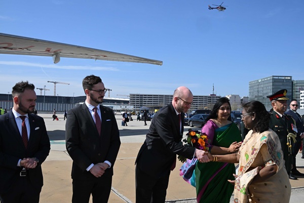 صدر جمہوریہ دروپدی مرمو پرتگال اور سلوواکیہ کا کامیاب سرکاری دورے کے بعد وطن واپس ہورہی ہیں