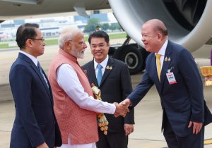 प्रधानमंत्री नरेंद्र मोदी बैंकॉक में, थाईलैंड के प्रधानमंत्री पैतोंगतान शिनवातअ के साथ वार्ता कर रहे हैं