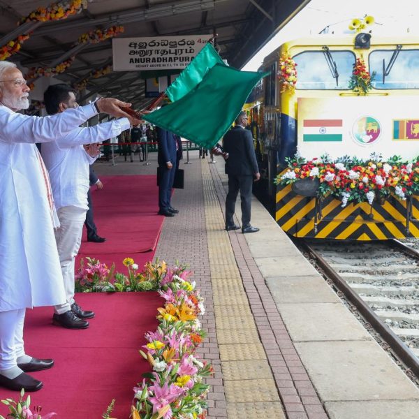 প্রধানমন্ত্রী নরেন্দ্র মোদী ও শ্রীলঙ্কার রাষ্ট্রপতি অনুরা কুমারা দিসানায়েকে যৌথভাবে মাহো-ওমানথাই রেলপথের সূচনা করেছেন।