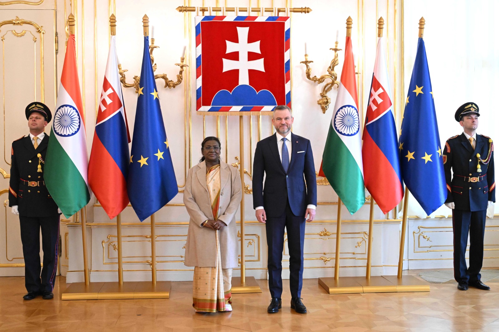 राष्ट्रपति द्रौपदी मुर्मु पुर्तगाल की सफल यात्रा के बाद स्लोवाकिया पहुंचीं