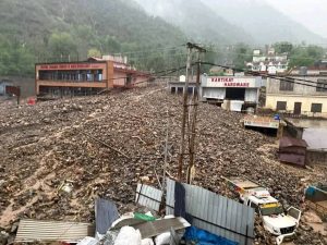 श्रीनगर-जम्मू राष्ट्रीय राजमार्ग पर कुछ वाहन  क्षतिग्रस्त