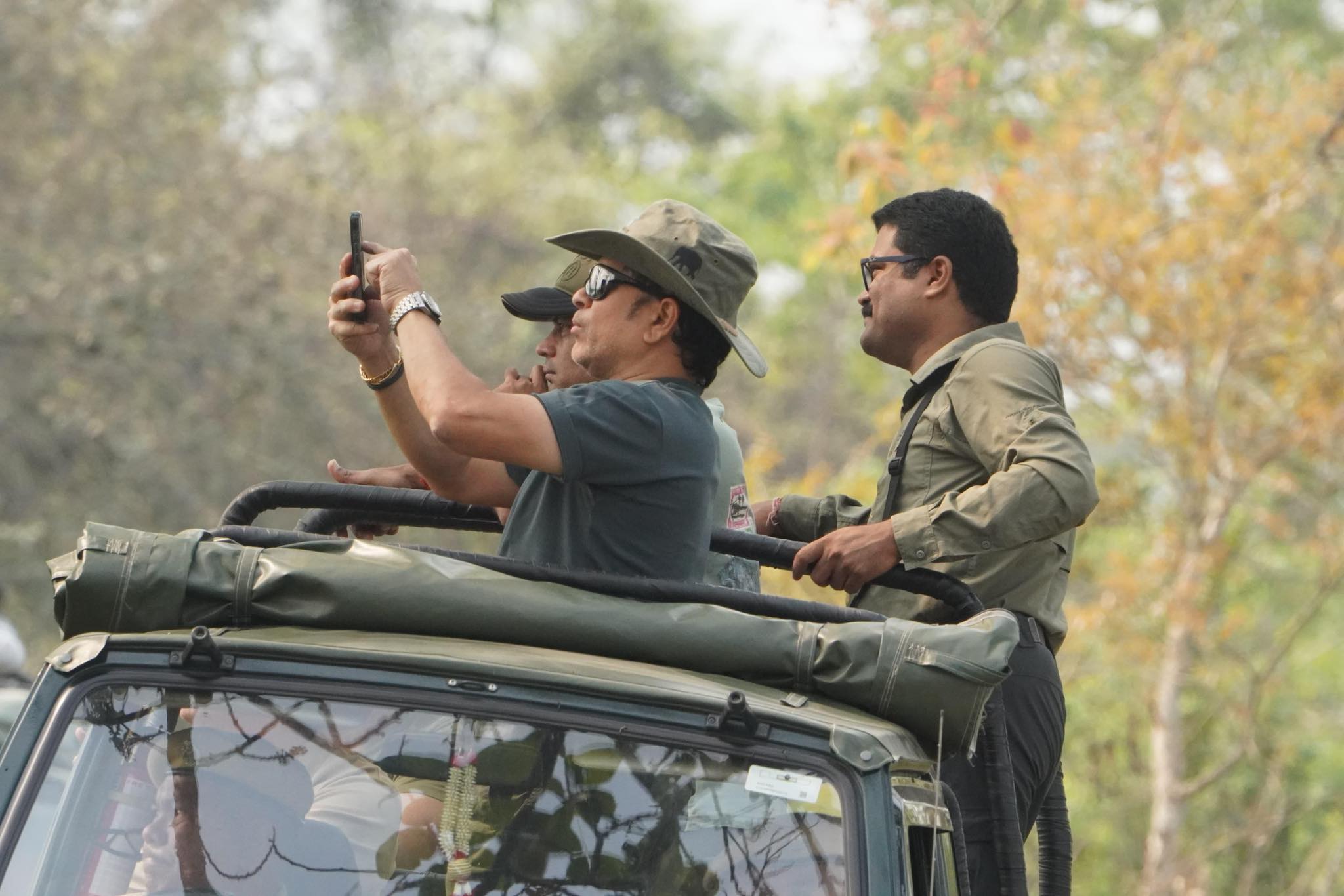 দুদিনীয়া ভ্ৰমণসূচীৰে সপৰিয়ালে কাজিৰঙাত উপস্থিত শচীন টেণ্ডুলকাৰ