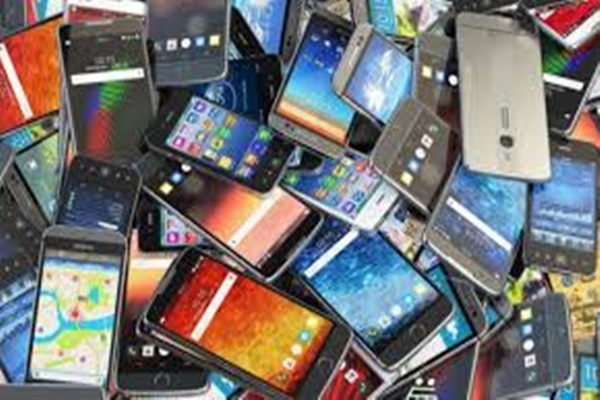 India’s smart phone exports touched record two lakh crore rupees in last fiscal