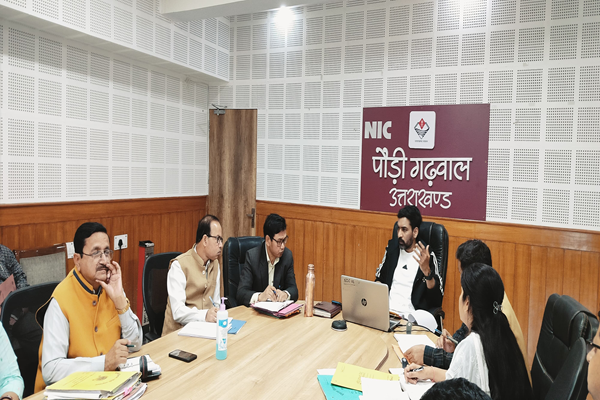 सुशासन के लिये सभी विभागीय अधिकारी अपने विभागों के कार्यों का संचालन प्रभावी और जवाबदेह तरीके से करें: जिलाधिकारी पौड़ी
