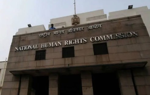 राष्ट्रीय मानवाधिकार आयोग ने कर्नाटक सरकार के मुख्य सचिव और पुलिस महानिदेशक को जारी किया नोटिस