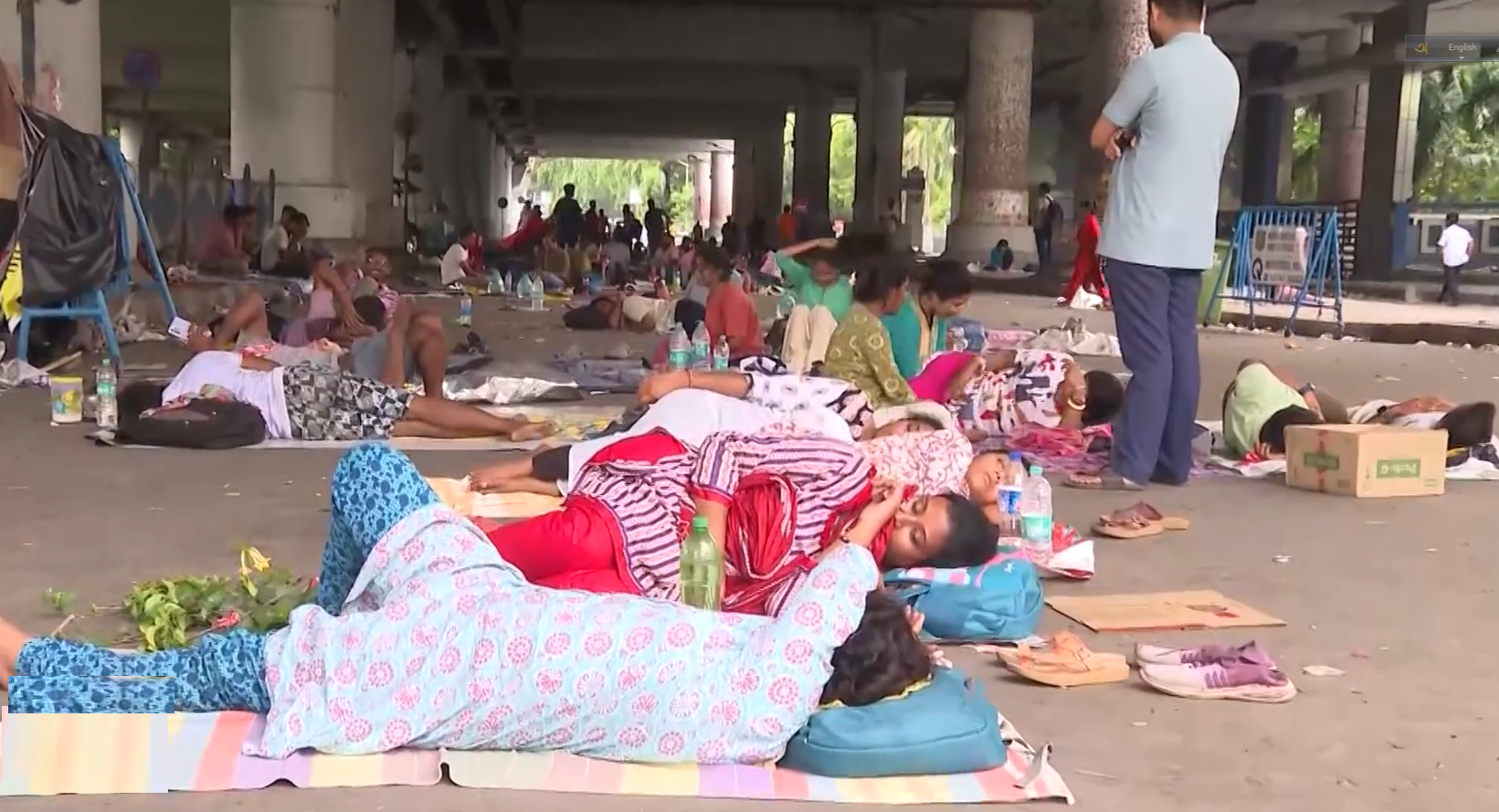 বিকাশ ভবন ঘেরাও কর্মসূচিতে সরকারি সম্পত্তি নষ্টের অভিযোগে জিজ্ঞাসাবাদের জন্য চাকরিহারা কয়েকজন শিক্ষককে পুলিশ ডেকে পাঠিয়েছে।