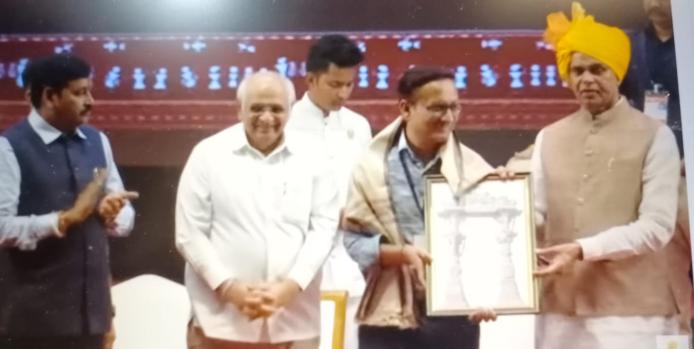 ગુજરાત સ્થાપના દિવસની ઉજવણી, અંતર્ગત ગઇકાલે સાંજે યોજાયેલા સાંસ્કૃતિક કાર્યક્રમમાં ગુજરાત ગરિમા ઍવોર્ડ એનાયત કરાયા
