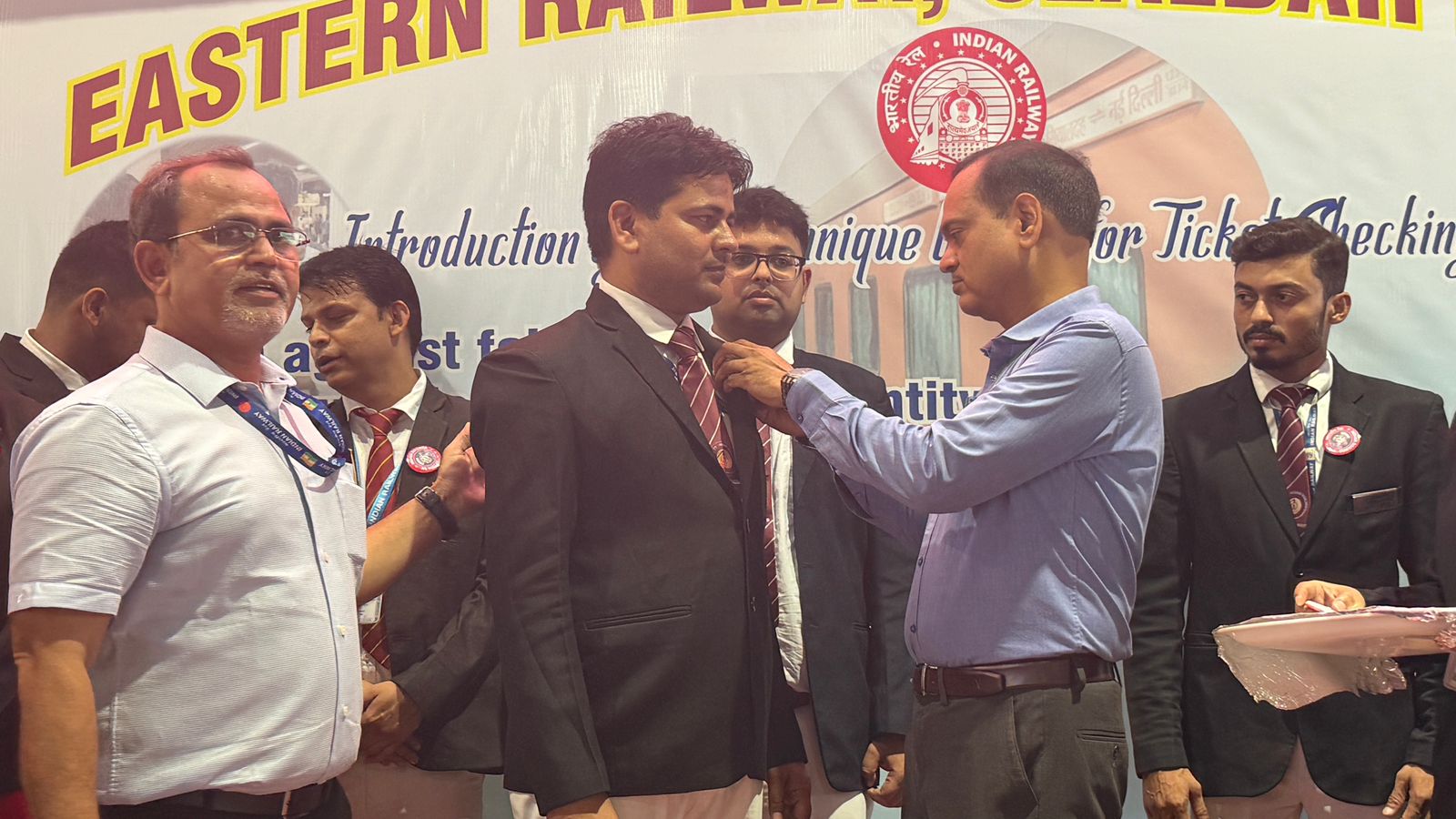 পূর্ব রেলের শিয়ালদহ বিভাগের টিকিট পরীক্ষকদের জন্য বিশেষ পরিচয় ব্যাজ চালু হয়েছে।