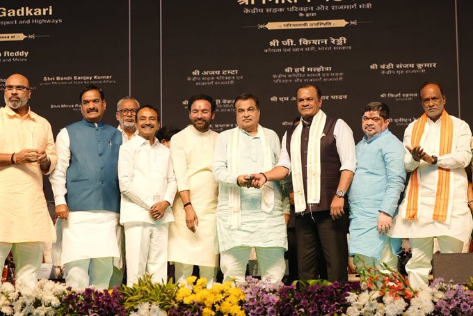 কেন্দ্রীয় সড়ক পরিবহন ও মহাসড়ক মন্ত্রী নীতিন গডকরি তেলঙ্গানায় ৬ হাজার ১ শো কোটি টাকা মূল্যের একাধিক মহাসড়ক প্রকল্প জাতির উদ্দেশে উৎসর্গ এবং ভিত্তিপ্রস্তর স্থাপন করেছেন।