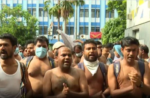 নতুন করে চাকরির পরীক্ষায় না বসার দাবিতে অনড় আন্দোলনকারীদের মহামিছিল কর্মসূচীকে ঘিরে আজ শিয়ালদা, ধর্মতলা এবং সল্টলেকে দফায় দফায় উত্তেজনা ছড়ায়।