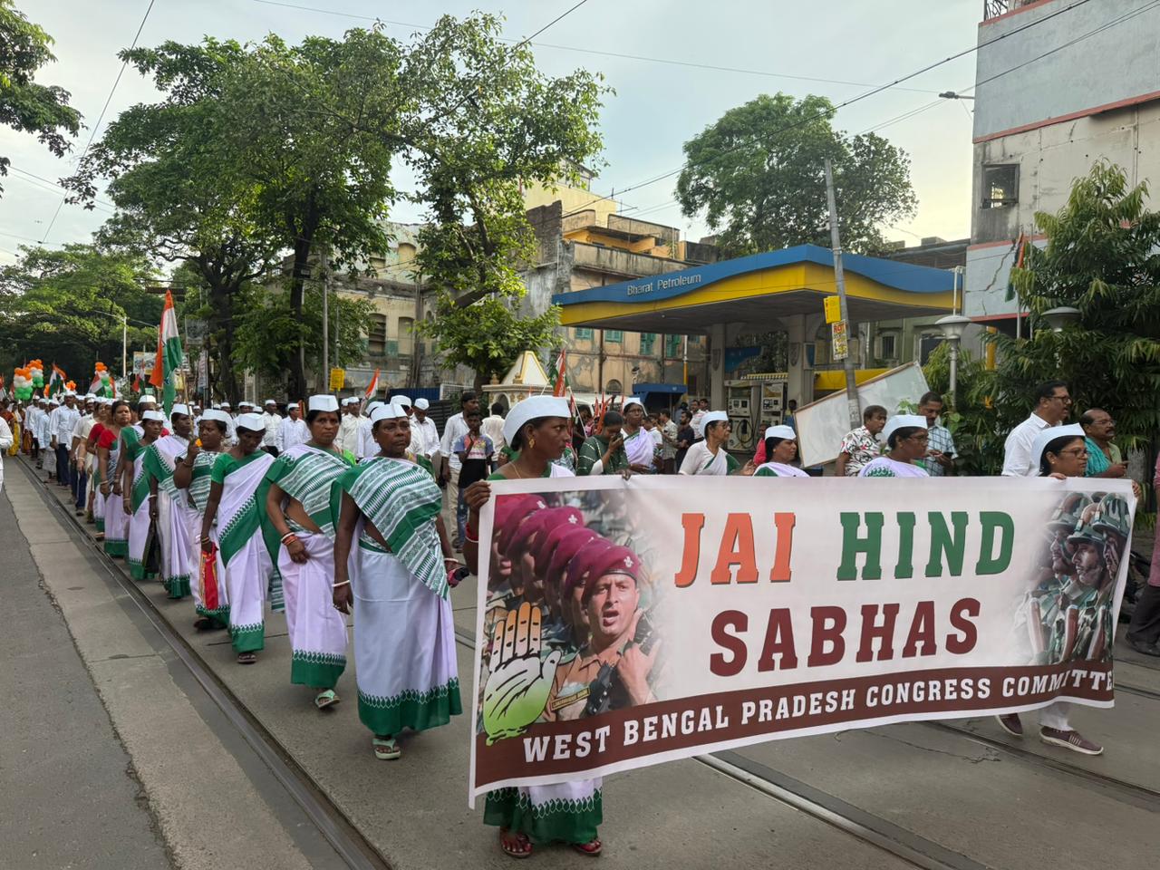 ভারতীয় বীর সেনাদের কুর্নিশ জানিয়ে গতকাল কলকাতায় সেনা সম্মান পথযাত্রা করে কংগ্রেস।