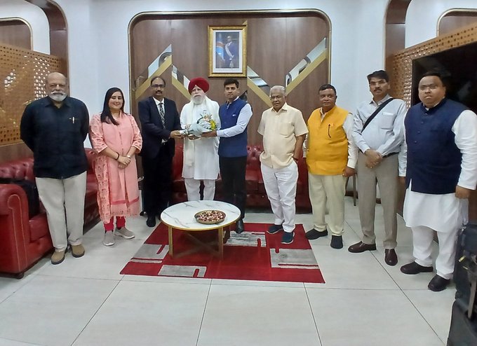 সংযুক্ত আরব আমিরশাহীর সন্ত্রাসবাদের বিরুদ্ধে ভারতের দৃঢ় আপোষহীন অবস্থান তুলে ধরার পর, শ্রীকান্ত শিন্ডের নেতৃত্বাধীন প্রতিনিধিদল কঙ্গোর উদ্দেশ্যে রওনা হয়েছে।