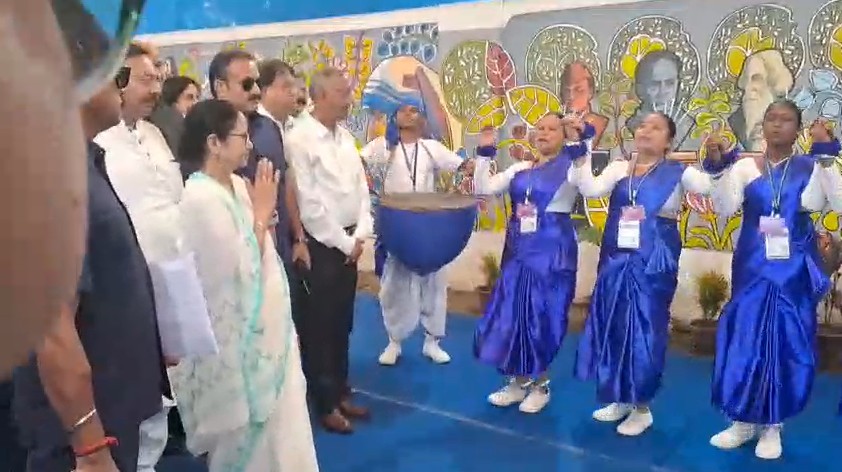 তিনদিনের উত্তরবঙ্গ সফরের প্রথম দিনেই মুখ্যমন্ত্রী মমতা ব্যানার্জী আজ শিলিগুড়ির দীনবন্ধু মঞ্চে উত্তরবঙ্গ বাণিজ্য সম্মেলনে যোগ দেন।