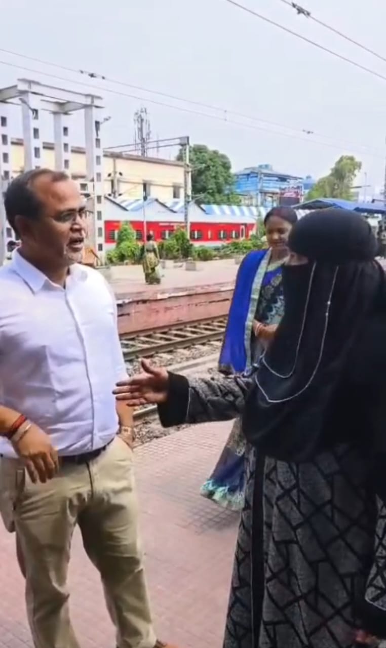 পূর্ব রেলের শিয়ালদহ ডিভিশনের সিনিয়র ডিভিশনাল কমার্শিয়াল ম্যানেজার জসরাম মীনা নৈহাটি স্টেশনে কর্তব্যরত অবস্থায় এক মহিলা যাত্রীর প্রাণ বাঁচিয়েছেন।।