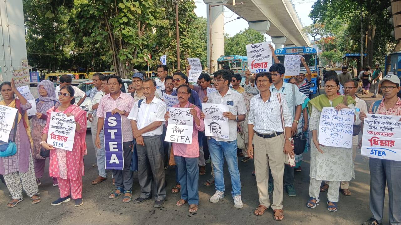 অবিলম্বে চাকরি ফিরিয়ে দেওয়া সহ একাধিক দাবিতে শান্তিপূর্ণ আন্দোলনের ওপর পুলিশী নির্যাতনের প্রতিবাদে বিধাননগরে বিকাশভবনের সামনে চাকরিহারা শিক্ষক-শিক্ষিকাদের অবস্হান বিক্ষোভ চলছে ।