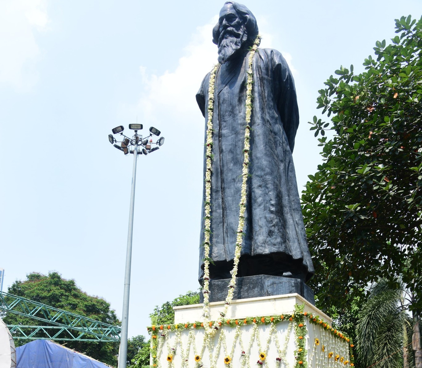 সমগ্র দেশজুড়ে আজ বিশ্বকবি রবীন্দ্রনাথ ঠাকুরের ১৬৪-তম জন্ম বার্ষিকী যথাযোগ্য মর্যাদায় উদযাপিত হচ্ছে।