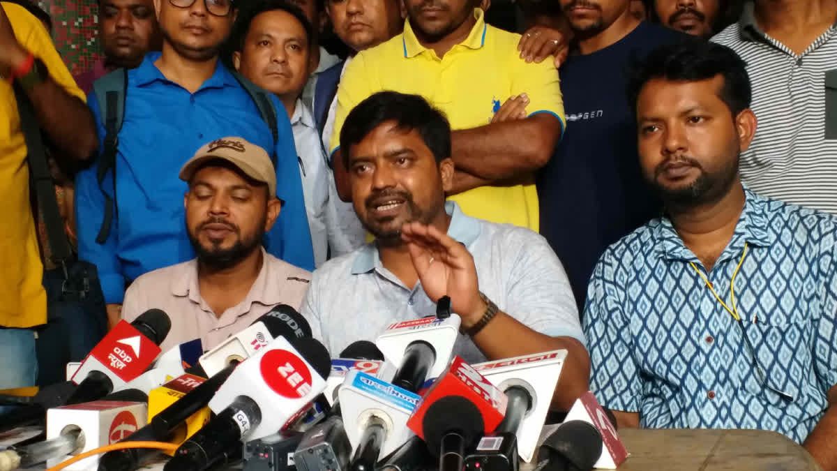 বিকাশ ভবনে গতকাল শিক্ষাসচিব বিনোদ কুমারের সঙ্গে আলাদা বৈঠক করে চাকরিহারা শিক্ষকদের আরেকটি সংগঠন।