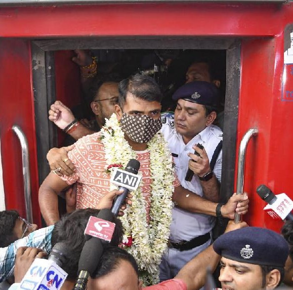 পাকিস্তানী সীমান্তে ভুল করে ঢুকে পড়া বিএসএফ-এর জওয়ান  হুগলীর রিষড়ার বাসিন্দা পূর্নম সাউ আজ বাড়ি ফিরেছেন।