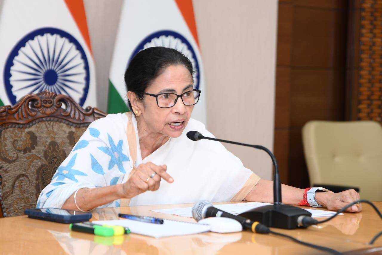 আলিপুরদুয়ারে জনসভা থেকে রাজ্য সরকারকে প্রধানমন্ত্রী তীব্র আক্রমণের জবাবে মুখ্যমন্ত্রী মমতা ব্যানার্জী নবান্নে এক সাংবাদিক বৈঠকে তার পাল্টা প্রতিক্রিয়া জানিয়েছেন।