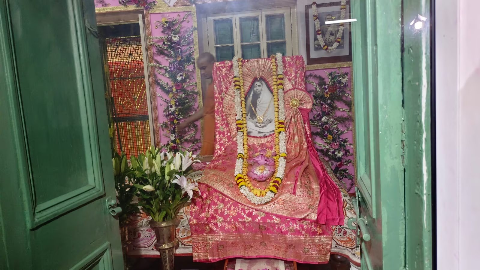 নানা ধর্মীয় আচার অনুষ্ঠানের মধ্য দিয়ে আজ উত্তর কলকাতার বাগবাজারে মা সারদার বাড়িতে মা সারদার শুভ পদার্পণ দিবস উদযাপিত হচ্ছে।