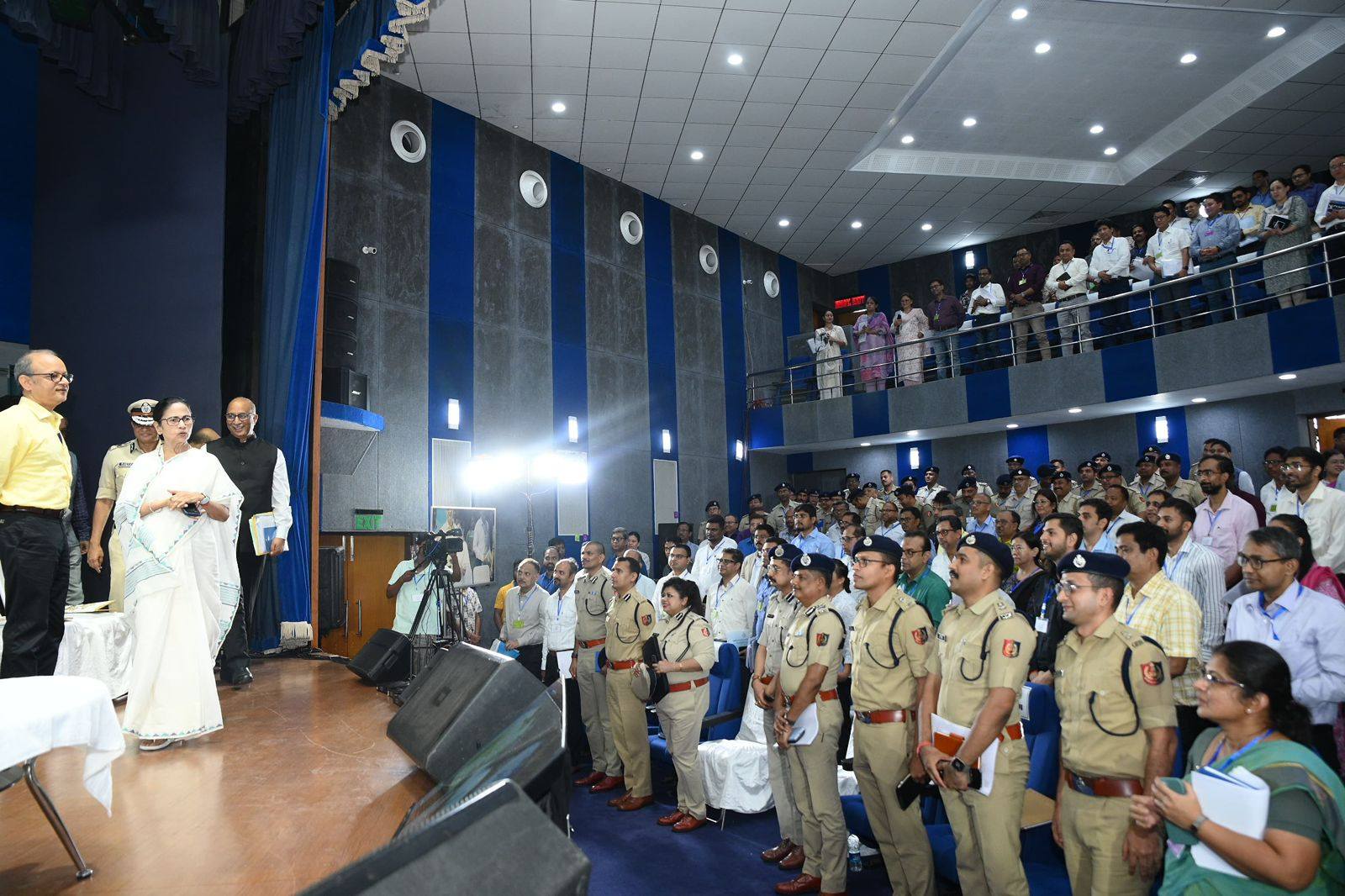 রাজ্যের সীমান্তঘেঁষা জেলাগুলিতে জঙ্গি তৎপরতা নিয়ে মুখ্যমন্ত্রী তথা স্বরাষ্ট্রমন্ত্রী মমতা ব্যানার্জি  পুলিশকে সতর্ক করে দিয়েছেন।