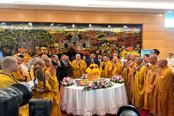 Vietnam: People paying respects to Holy Buddhist Relics from Sarnath