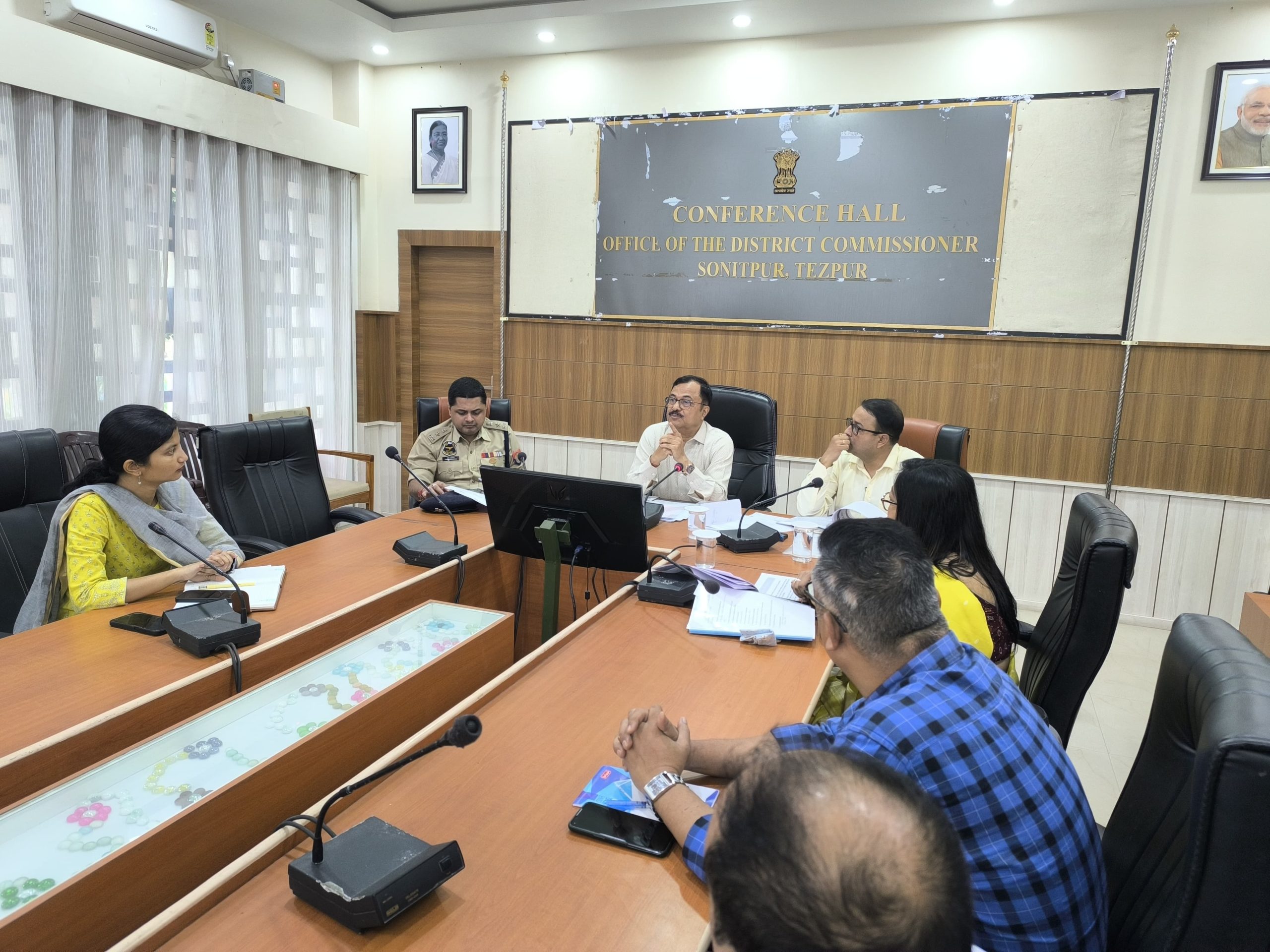 শোণিতপুৰ জিলা আয়ুক্ত কাৰ্যালয়ত ৮ জুনত হ’বলগীয়া সংযুক্ত প্ৰতিযোগিতামূলক পৰীক্ষাৰ প্ৰস্তুতি সন্দৰ্ভত অসম লোকসেৱা আয়োগৰ অধ্যক্ষ দেৱৰাজ উপাধ্যায়ৰ পর্যালোচনা বৈঠক