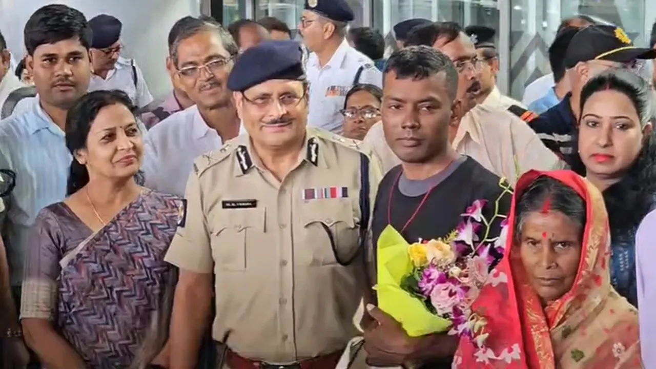 এভারেস্ট জয় করে আজ শহরে ফিরেছেন কলকাতা পুলিশের কনস্টেবল লক্ষীকান্ত মন্ডল। 