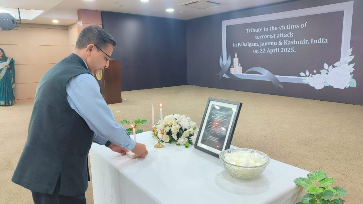 बांग्लादेशः भारतीय उच्चायोग ने पहलगाम आतंकी-हमले में मारे गए लोगों की याद में श्रद्धांजलि-समारोह का आयोजन किया
