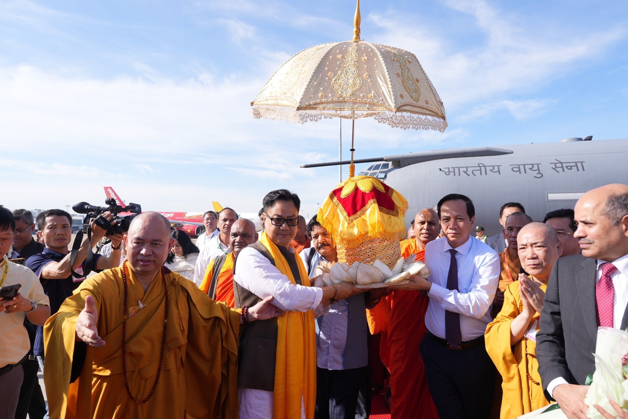 भगवान बुद्ध के पवित्र-अवशेष के साथ वियतनाम के हो ची मिन्ह शहर पहुंँचे केंद्रीय मंत्री किरेन रिजिजू